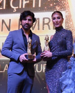 Polen Emre Instagram - “17 Ekim 2022”  Hem çocukluk arkadaşım hayalini gerçekleştirip kendi make up stüdyosunu açtı, hem de ben 2. ödülümü aldımmm 🏆 Beni nefiss hazırladılar. Öperim çoook sizi 🥳🥳🥳 @makeuptansuyalman @altincilekodulleri