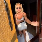 Polina Gagarina Instagram - Самый скоростной обзор виллы, который вы видели 😂☀️🌴 @movenpickkuredhivarumaldives ☀️ @spacetravel_rus #tospacetravel #полинагагарина #гагаринапоехали #мальдивы