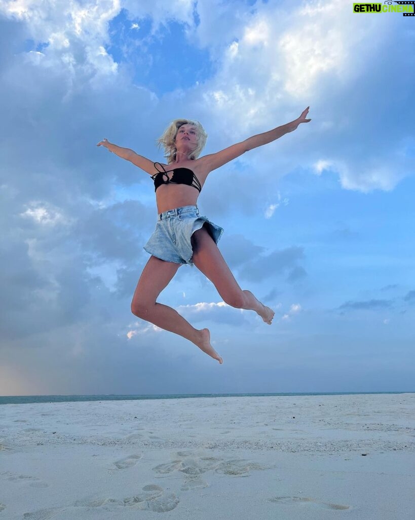 Polina Gagarina Instagram - Нужны ли слова … #полинагагарина #гагаринапоехали Conrad Maldives Rangali Island