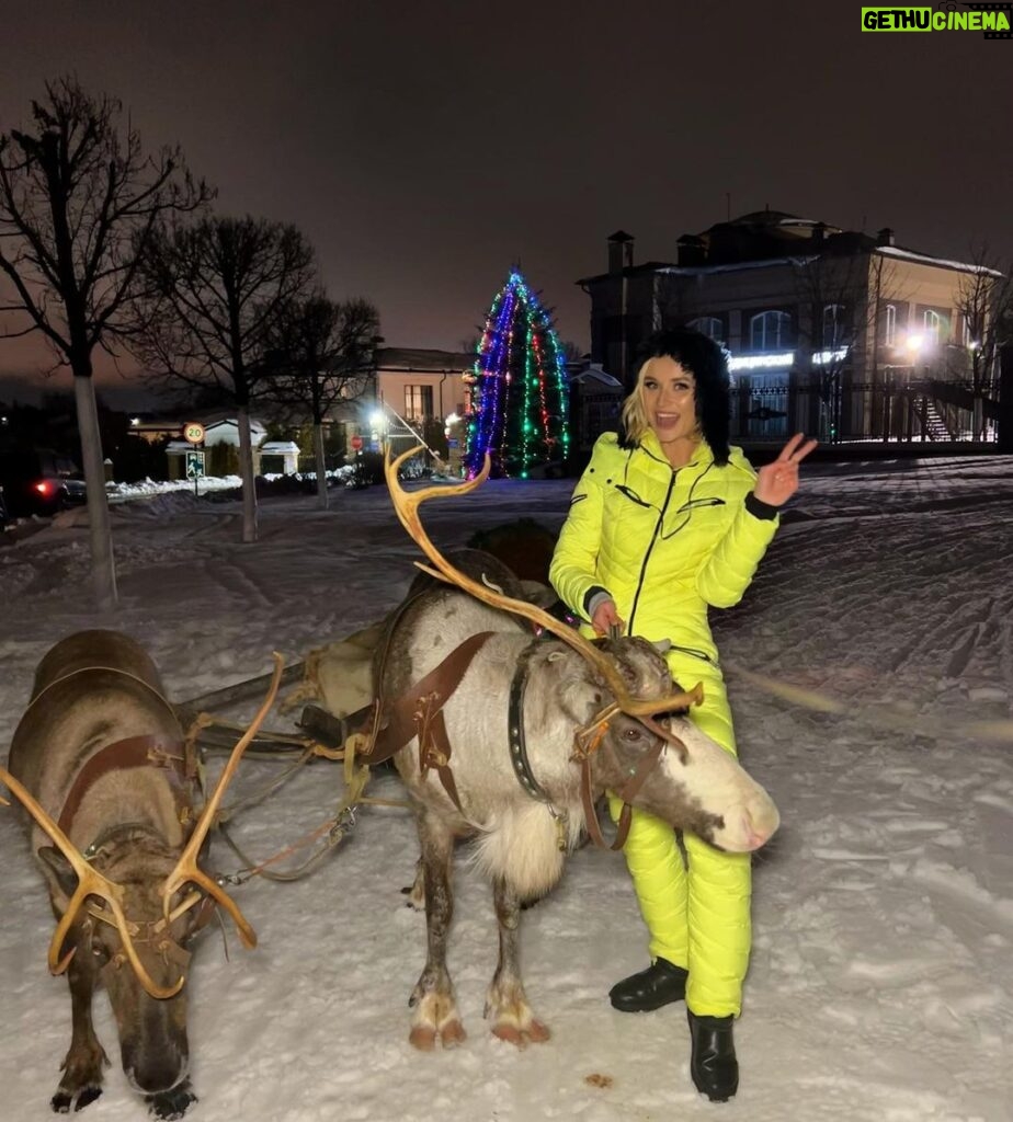 Polina Gagarina Instagram - С Наступающим Новым годом, друзья! Пусть он будет тёплым, душевным и ярким! И , если с оленями , то только с такими 🦌 #полинагагарина #гагаринапоехали