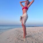 Polina Gagarina Instagram - Золотой час 🌅 #полинагагарина #гагаринапоехали #отдых #семья @movenpickkuredhivarumaldives ☀️ @spacetravel_rus #tospacetravel