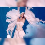 Polina Gagarina Instagram - Я от всей души поздравляю всех с со светлым праздником Рождества!🎄Сегодня предлагаю вам, провести вечер вместе со мной на нашем #шоуНавсегда ✨В 23:30 на @1tv ! Мы делали его с большой любовью! Пусть эта энергия отзовётся в ваших сердцах❤️ #полинагагарина #гагаринапоехали