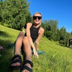 Polina Gagarina Instagram - После 2- х недельного марафона без выходных , с подъемом в 7, а приходом домой за полночь выход выглядит так: 1- ый день: Мама молчит, Мама не встаёт, Мама изредка «мычит» 2- ой день: Мама заговорила, но ноги не ходят и Мама отвечает на вопросы с задержкой в полчаса 😅 3- мы день: Мама вернулась, но немного странно всё время смеётся 😅 Вот сегодня мой третий день отдыха и собственно последний 😅😅 #полинагагарина #гагаринапоехали