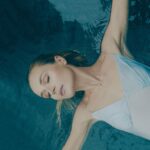 Polina Gagarina Instagram - Пусть эта вода смоет с Души все сомнения и разочарования, все, что было не навсегда! И тогда впереди обязательно забрезжит рассвет! И эта вода уже утром превратится в прошлое, которое еще вчера было настоящим. А значит, я отпускаю тебя сегодня со словами - спасибо... и прощай! В 00:00! Премьера #ВОДА #полинагагарина #гагаринапоехали