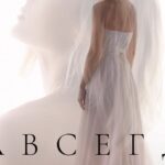 Polina Gagarina Instagram - В потоке времени очень важно замечать, как судьба подает нам "знаки". Так, на одной из репетиций подготовки к туру, к нам в репетиционный зал залетела огромная бабочка, красивая, рыжая, и села прямо на меня, распахнув свои крылья. Я была очень удивлена, так как на улице ещё было достаточно холодно, и местами лежал снег. Я, как человек, верящий в "знаки", восприняла ее появление очень символичным. Ведь бабочка - это символ Души, возрождения, способности к преображениям и трансформации. И с этого момента в моей жизни началась череда удивительных изменений. Я хочу, чтобы вместе с клипом вы по-новому поняли слова моей песни "Навсегда", и она стала для вас поддержкой и знанием того, что Вы способны очень многое изменить в жизни, главное - заметить "знак" судьбы и захотеть маленькими шагами идти к своей мечте! И всё обязательно получится! 🦋 #полинагагарина #гагаринапоехали #премьера #навсегда