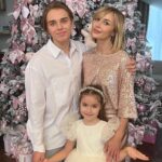 Polina Gagarina Instagram - Наша семья желает всем самого лучшего Нового года!🩷✨ пусть все ваши заветные желания исполнятся! А вы никогда не забывайте мечтать! Смело и от души ! С наступающим 🩷🩷🩷🩷 #полинагагарина #гагаринапоехали #семья #новыйгод #2024