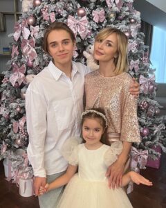 Polina Gagarina Instagram - Наша семья желает всем самого лучшего Нового года!🩷✨ пусть все ваши заветные желания исполнятся! А вы никогда не забывайте мечтать! Смело и от души ! С наступающим 🩷🩷🩷🩷 #полинагагарина #гагаринапоехали #семья #новыйгод #2024