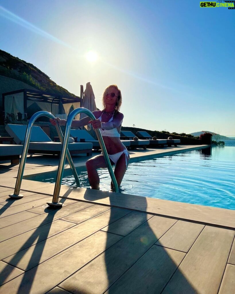 Polina Gagarina Instagram - Спасибо всем , кто был вчера на концерте! Был очень тёплый вечер☀️ А сегодня денёк передышки в чудесном @sireneluxuryhotelbodrum ☀️ перед серьёзным рабочим «забегом»! Купальник солнечных девчонок @freedomtag 🤍 #полинагагарина #гагаринапоехали Sirene Luxury Hotel Bodrum