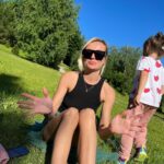 Polina Gagarina Instagram - После 2- х недельного марафона без выходных , с подъемом в 7, а приходом домой за полночь выход выглядит так: 1- ый день: Мама молчит, Мама не встаёт, Мама изредка «мычит» 2- ой день: Мама заговорила, но ноги не ходят и Мама отвечает на вопросы с задержкой в полчаса 😅 3- мы день: Мама вернулась, но немного странно всё время смеётся 😅 Вот сегодня мой третий день отдыха и собственно последний 😅😅 #полинагагарина #гагаринапоехали