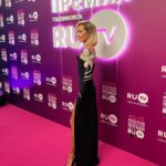Polina Gagarina Instagram - Вчера состоялась Премия @ru_tv 💖,на которой мне вручили премию Голос России, это очень ответственное и почетное звание. Я благодарю каждого своего слушателя за любовь, поддержку, вдохновение и бесконечную мотивацию. Мой голос служил, служит и будет служить вам мои любимые слушатели. Спасибо за столь высокую оценку❤️ #полинагагарина #гагаринапоехали #премиярутв2022