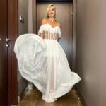 Polina Gagarina Instagram - Битва платьев🤍 Голосуем! 1. Платье из клипа #навсегда сделанное специальное для видео 2. Платье от любимых @rasario в украшениях от невероятной @yanajewellery 🤍 #полинагагарина #гагаринапоехали