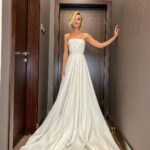 Polina Gagarina Instagram - Битва платьев🤍 Голосуем! 1. Платье из клипа #навсегда сделанное специальное для видео 2. Платье от любимых @rasario в украшениях от невероятной @yanajewellery 🤍 #полинагагарина #гагаринапоехали