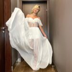 Polina Gagarina Instagram - Битва платьев🤍 Голосуем! 1. Платье из клипа #навсегда сделанное специальное для видео 2. Платье от любимых @rasario в украшениях от невероятной @yanajewellery 🤍 #полинагагарина #гагаринапоехали