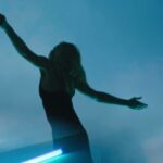 Polina Gagarina Instagram - Бывают времена, когда жизнь словно стоит на паузе. И именно в такие моменты можно вглядеться в жизнь, и заметить в ней и детали, и крупные планы. Заглянуть в самую глубь себя, понять, как сильно на самом деле мы дорожим такими простыми, такими привычными в гонке жизни мелочами. Но именно из них складывается мозаика всей жизни. Песня «Навсегда» - это песня о любви безусловной, о любви платонической, о любви, которая длится вечно и "никогда не перестает", о любви, которая только крепнет и тем самым становится столпом веры. Веры, что только любовью мы можем исцеляться, что только любовью мы сможем всё изменить. Я благодарю Автора песни Геннадия Дудина @genadudin 🎶, за то, что в каждой новой песне может развернуться моя душа и мои мысли. Так точно, и так иносказательно могут звучать Музыкой мои собственные внутренние слова! Там всегда есть сказанное «между строк», там всегда есть второй план, слои. И в них, если прислушаться, можно найти много созвучных жизненных историй. Каких? Об этом - в следующих постах. #полинагагарина #гагаринапоехали #премьера #навсегда