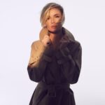 Polina Gagarina Instagram - Вышел саундтрек к захватывающему фильму «Стикер» Мне было очень интересно работать над этой песней, в ней есть характер и полет, страсть и свобода! Трек в непривычном для меня роковом жанре. Думаю он не оставит вас равнодушными ! Слушайте и делитесь своими впечатлениями 🚀 #полинагагарина #оставитьслед «Оставить след» уже доступен на всех цифровых платформах. В кинотеатрах с 21 апреля! Смотрите трейлер на @stikerfilm