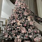 Polina Gagarina Instagram - Наконец- то дошли руки показать вам нашу красавицу 🎄 Единогласно решили с Миюшей, что ёлочка должна быть плюшевая, бантиковая и конфетная 🧸🎀! Позвали нашу любимую волшебницу @justti 💓 и она воплотила наше желание! Ёлка в этом году стала выше и пушистей , ту затопило в подвале🙈 Купили новую! Новая Ёлочка- новая жизнь 😅🩷 Любуйтесь 🎀 Декоратор @justti 🩷 Монтаж @vikakalashnikova 🍬 #полинагагарина #гагаринапоехали #елочка #снаступающим🎄