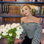 Polina Gagarina Instagram - С такой скоростью и погружением, я не читала уже давно. Удивительно, что в этот месяц попадались книги, которые как бы невзначай, отвечали на мои внутренние вопросы. И с фильмами точно также, вы замечали? Просто надо успевать слышать и видеть эти так называемые «знаки». Сейчас я читаю удивительную легкую и одновременно глубокую книгу Григория Служителя «Дни Савелия». А мой рекомендательный список на сегодняшний день такой, смотрите в карусели✨ #полинагагарина #гагаринапоехали