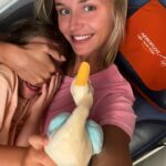 Polina Gagarina Instagram - Мы наконец-то вернулись с нашего спонтанного отдыха! Он удался во всех смыслах – остров нас радовал погодой, солнцем, океаном и тишиной! Дорога – это тоже часть отпуска и я от души хочу поблагодарить @aeroflot 💗 за идеальные перелеты. Для меня особенно важна дорога в путешествии, ведь если она нервная и с «приключениями», то может легко перечеркнуть все удовольствие от отдыха. Наши полеты были комфортными, лёгкими, быстрыми (всего 8 с половиной часов до Мальдив). Все это время мы играли, смотрели мультики и кино, ели, спали и были под присмотром чудесных членов экипажа. Перелет домой был прямой и удобный по времени. С утра даже успели поплавать и застать «правильное солнышко», а вечером уже были в Москве (которая, кажется, уже готовится встречать весну). Мия сразу уснула в машине еще в аэропорту, а с утра пораньше подняла весь дом и с тех пор радостно его «громит»😅 #полинагагарина