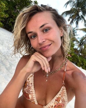 Polina Gagarina Instagram - Стилисты по волосам - океан и ветер🌊
Мэйк - солнце ☀️ #полинагагарина #гагаринапоехали