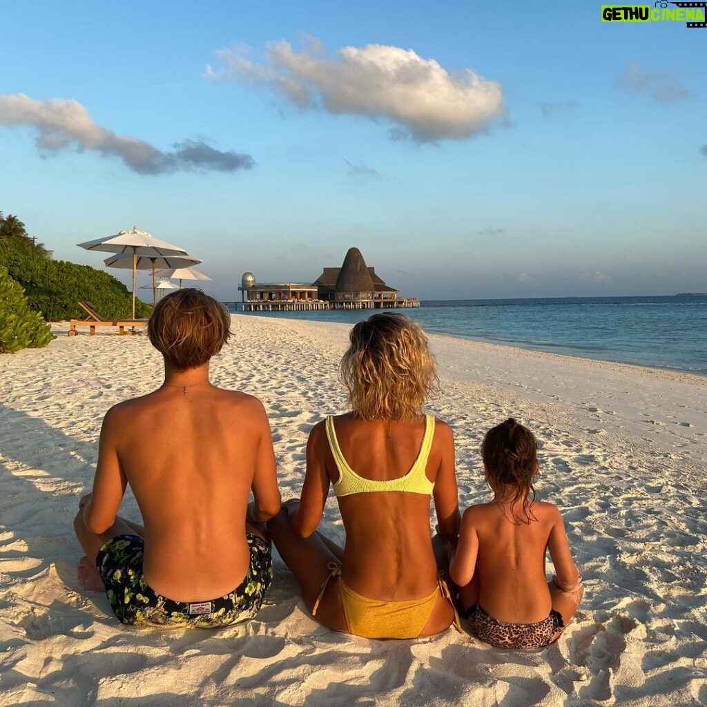 Polina Gagarina Instagram - МЫ #семья ❤️ #полинагагарина #гагаринапоехали Anantara Kihavah Maldives Villas