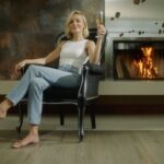 Polina Gagarina Instagram - Чем ближе переезд в #доммечты тем интереснее! Я люблю проводить зимние вечера у камина одна или в кругу друзей — для меня это самые теплые и уютные моменты. Очень ценю это время и новый ремонт 😄 Никогда не знаешь как может обернуться вечер с гостями, поэтому пока провожу тест-драйв сама🙃 Смотрите видео 😉 Ну а за помощь спасибо @laparet.design #полинагагарина