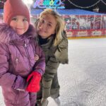 Polina Gagarina Instagram - Обещание дочери - это святое! После 3- х съемок в разных местах, я помчалась к своей любимой девочке покататься на коньках на красивейшем катке нашего города @gum.katok Там сказочная атмосфера! Миюша была в полном восторге , усердно вспоминала как ездить на коньках, а после сказала, что это был лучший вечер в ее жизни! Ну а я осталась незамеченной) балаклава - вещь 😂💪🏻 #полинагагарина #гагаринапоехали #мамадочь