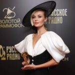 Polina Gagarina Instagram - 9ый #ЗОЛОТОЙГРАММОФОН🏆 у нашей команды! Команды единомышленников трудоголиков и любящих своё дело! Спасибо мои любимые, что вы со мной! Авторам песни @chinkong🎶 и @locdog2070 🖋✍️ , я так люблю эту песню #НАРАССТОЯНИИ Моему самому крутому директору @mukhachev8 💪🏻😎 И ВАМ МОИ ЛЮБИМЫЕ СЛУШАТЕЛИ! За ваши голоса и такую колоссальную обратную связь!❤️ Феи красоты @timoninamakeup 💋, @nastyatihonovahair 💋, @aartamon 💋 Платье @rasario ❤️ #полинагагарина #гагаринапоехали #золотойграммофон2021