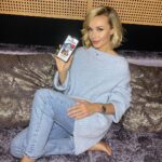 Polina Gagarina Instagram - Снегопад, который вчера пришел в Москву наконец-то принес с собой новогодние настроение! Не знаю как вы, а мы нагулялись, успели слепить снеговика ☃️ и приступить к украшению дома. В общем подготовка к самому семейному празднику в году полным ходом. Неудивительно, что в такое время даже взрослые начинают верить в чудеса ✨ и не зря: в этом декабре у каждого есть возможность выиграть настоящий дом и осуществить свою мечту, совершая покупки в сети «Магнит»! Переходите в мобильное приложение или в аккаунт @magnitkrd , чтобы узнать подробности 😍 #полинагагарина