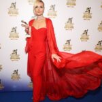 Polina Gagarina Instagram - Вчера на церемонии Национальной музыкальной премии "Виктория-2021" я получила награду как Лучшая певица года! Искренне благодарю свою команду – ребята, мы вместе уже не первый год и столько еще впереди! Академиков и жюри премии – спасибо, что верите в меня, ваше признание бесценно! Моих талантливых коллег-музыкантов – я радовалась за вас в этот вечер! И зрителей – ради вас мы выходим на сцену, поем, побеждаем и двигаемся вперед! Костюм @rasario 🤍 💎 @damianiofficial #полинагагарина #премиявиктория #певицагода