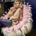 Polina Gagarina Instagram - В поисках кресел в наличии😂 Вот это кажется неплохое😂 🦩Что думаете, берём? #полинагагарина #гагаринапоехали