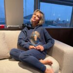 Polina Gagarina Instagram - В связи с этим уютным костюмчиком , на котором сова из коллекции @ololol.brand 💙 про тотемных животных , я решила поинтересоваться какое же у меня тотемное животное . Прошла тест и была очень удивлена . Вы никогда не догадаетесь!😂 Ну, а кто догадается, тому такой костюм в подарок 🎁 Так что дерзайте 💪🏻 Жду ваших догадок в комментариях #полинагагарина #гагаринапоехали