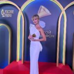 Polina Gagarina Instagram - Вчера, перед выходом на сцену решили отрезать челку😅 Что не сделаешь ради #золотойграммофон 🏆 Моим любимым слушателям и зрителям огромное спасибо за ваши голоса и любовь! Это наш 11- ый Золотой граммофон ! Спасибо авторам за песню «Бабочки», она во мне вызывает особенные чувства🩶 И то, что ее уже давно поет весь зал на концертах и кружится в танце невероятное счастье! Платье от @saynomore.moscow ✨ #полинагагарина #гагаринапоехали