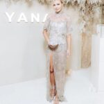 Polina Gagarina Instagram - Волшебный вечер✨ @yanaraskovalova 💎 Грандиозный показ платьев невероятной красоты! Как же я люблю вашу семью , ваше чувство красоты , отношение к своему делу! Счастлива была разделить этот вечер с вами и петь для вас ! Счастлива была видеть ,как ты @yanaraskovalova 🤍 светилась от радости! Пусть так будет всегда 🤍 Платье @yanadress ❄️ Серьги @yanajewellery 💎 #полинагагарина #гагаринапоехали #снежныйкоктейль