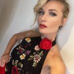 Polina Gagarina Instagram - Давно, ох давно не было селфи😂 А уж красной помады сколько не было! 💋 Аж 2 фото, вам на выбор☺️ #полинагагарина #гагаринапоехали