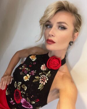 Polina Gagarina Instagram - Давно, ох давно не было селфи😂 А уж красной помады сколько не было! 💋 Аж 2 фото, вам на выбор☺️ #полинагагарина #гагаринапоехали