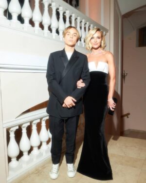 Polina Gagarina Instagram - Татлер бал @tatler_russia 🖤 , с юбилеем! 
Теперь у нас с Андрюхой много красивых фотографий, а то на отдыхе не уговорить было, а тут такой роскошный повод. Да ещё и шикарный костюм от @dior 🖤! Можно и пощеголять между олимпиадами😅 
А на маме восхитительное платье @rasario 🖤 и дополнили образ украшения от @damianiofficial 💎 . 
Светский выход удался) #полинагагарина #гагаринапоехали #сын #моягордость #татлербал