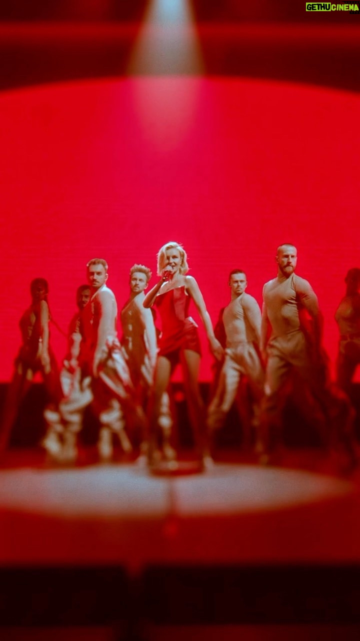Polina Gagarina Instagram - Новосибирск! Вас было так много! Это счастье! Спасибо каждому, кто был с нами!❤️ Мы хотели сделать второй концерт, так как не все успели попасть! Но узнали, что открылась новая площадка на 10 тысяч ! Поэтому в следующий раз нас будет еще больше и шоу будет еще масштабней!🔥 Тур #НАВСЕГДА продолжается! #полинагагарина #гагаринапоехали #гагаринанавсегда 🧠✂️🤑 @vikakalashnikova 🎥🏃🎥 @blind_cam 🎞️✂️🎬 @old_ody Sound🔉 @kenbapho_online