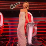 Polina Gagarina Instagram - Неожиданный и замечательный, новый проект «Голос уже не дети»! @voice1tv Это был очень ответственный путь! И мы его прошли очень достойно! Я благодарна моим девочкам и всей моей команде за работу, за любовь к своему делу❤️ Не пропустите прямой эфир в 21:45! Голосуйте за нашу команду! Платье @yanadress 👗 Сережки @yanajewellery 💎 #полинагагарина #гагаринапоехали