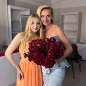 Polina Gagarina Instagram - Моя Викуля, Виктория! Победа! Заслуженная и такая тебе нужная для следующих достижений! Горжусь и желаю тебе никогда не останавливаться , хотя я уверена, что с твоей работоспособностью и любовью к нашему ремеслу, Любовью к Музыке , ты никогда этого не сделаешь! Так что только вперед! Я бесконечно в тебя верю! @solomahina_vika 💓
Я благодарю всю нашу команду :
Рому Сокрута @sokrut 💓 и моего сына Андрея Кислова за потрясающие аранжировки для наших участников! За скорость и любовь к каждому участнику! Мы Команда и я вас обожаю! Горжусь и ценю! 
С победой 🏆 #полинагагарина #гагаринапоехали #победа #голос11 #викториясоломахина