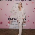 Polina Gagarina Instagram - В пятницу прошла пресс-конференция в преддверии нашего нового шоу #НАВСЕГДА , которое состоится 27 мая в МЕГАСПОРТЕ! На ШОУ вас ждут: Самый огромный экран, на котором вы сможете видеть меня изо всех уголков стадиона Фантастический звук Трейлер к предстоящему документальному фильму, а также грандиозные спецэффекты🔥 Но и естественно меня, которая в этот раз решила не только петь, но и танцевать, как Бейонсе😂😂😂 Мы вас очень ждём❤️ #полинагагарина #гагаринапоехали Костюм от любимой @yanadress 🤍
