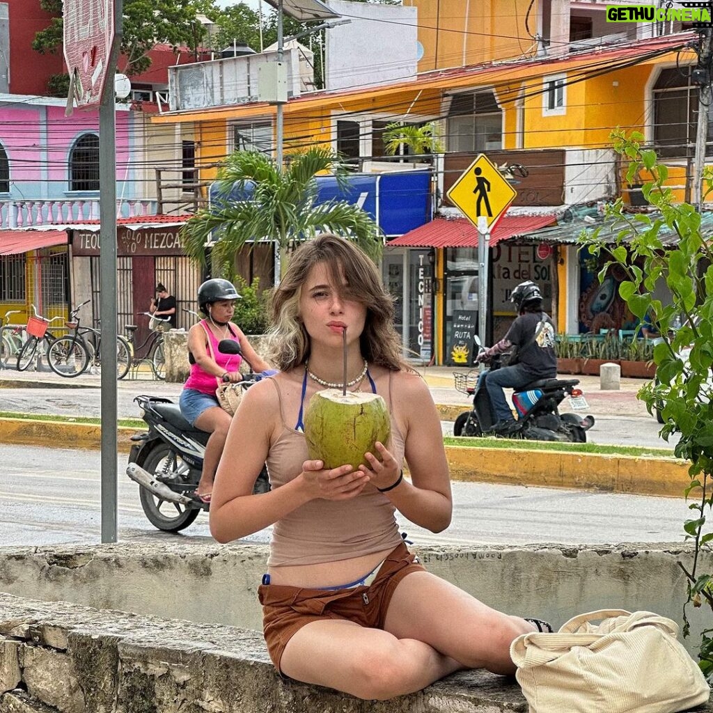 Poqssi Instagram - Avant je n’aimais pas la noix de coco mais ça c’était avant