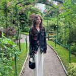 Poqssi Instagram - Quoi de mieux que le jardin de Claude pour vous annoncer que je fais un live twitch dimanchemain sur le thème suivant : « conseil de classe »J’annonce l’heure en story tantôt 💙 Jardins De Claude Monet Giverny