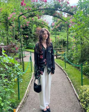 Poqssi Instagram - Quoi de mieux que le jardin de Claude pour vous annoncer que je fais un live twitch dimanchemain sur le thème suivant : « conseil de classe »J’annonce l’heure en story tantôt 💙