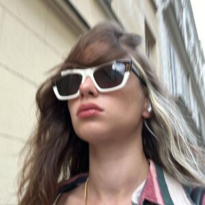 Poqssi Instagram - Sur quel pied faut il danser entre joie et peine et pourquoi ? À vos stylos !!!