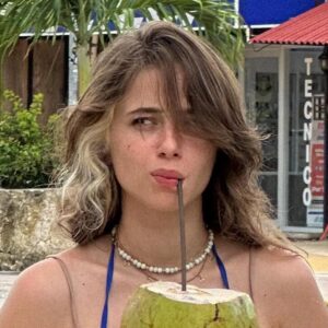 Poqssi Instagram - Avant je n’aimais pas la noix de coco mais ça c’était avant