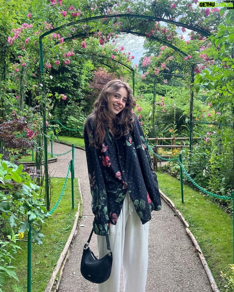 Poqssi Instagram - Quoi de mieux que le jardin de Claude pour vous annoncer que je fais un live twitch dimanchemain sur le thème suivant : « conseil de classe »J’annonce l’heure en story tantôt 💙 Jardins De Claude Monet Giverny