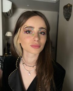 Poqssi Instagram - Pour une fois que je mets du fond de teint je mets pas la bonne couleur merde à la fin merde merde merde !!!!!! Heureusement que @libellule1616 a rattrapé sur les yeux Hotel Da Vinci & Spa