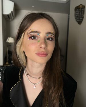 Poqssi Instagram - Pour une fois que je mets du fond de teint je mets pas la bonne couleur merde à la fin merde merde merde !!!!!! Heureusement que @libellule1616 a rattrapé sur les yeux