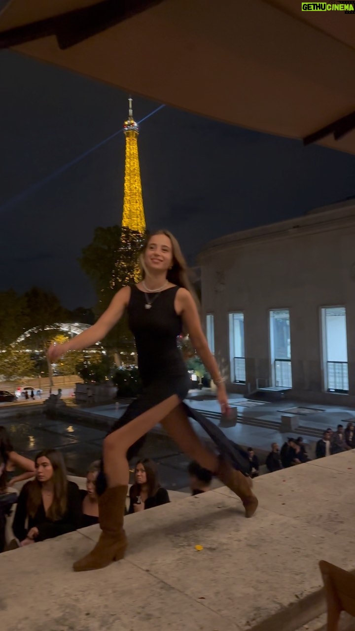 Poqssi - 30.7K Likes - Depuis le début de la fashion week je marche comme ça partout