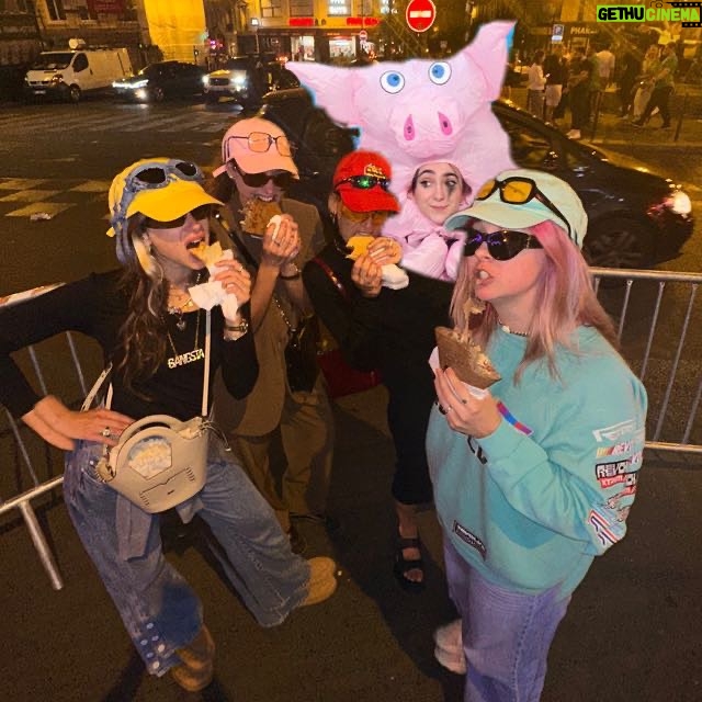 Poqssi Instagram - Copines !!! @melan_amarero se rajoute sur toutes les photos car elle est casanière mais veut tout de même avoir des souvenirs avec nous
